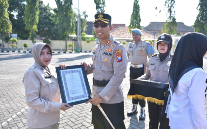 Kapolres Situbondo Berikan Reward kepada 12 Personel Berprestasi