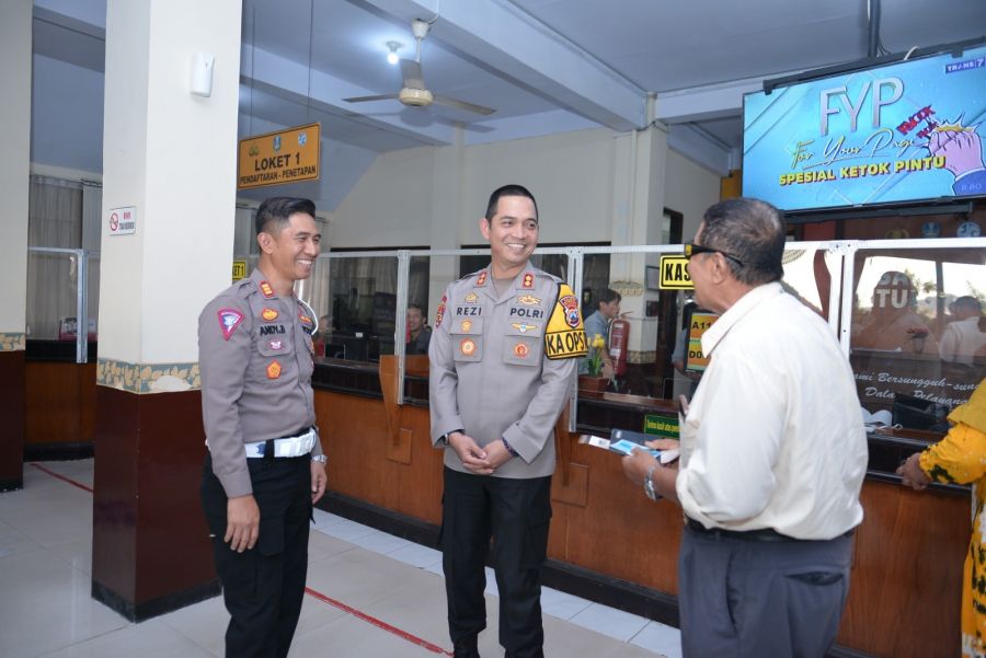 Kapolres Situbondo Cek Pelayanan Samsat dan SIM, Minta Petugas Humanis Layani Masyarakat