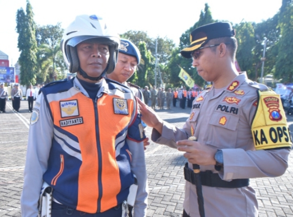 Kapolres Situbondo Menyematkan Pita, Tanda Dimulainya Operasi Patuh Semeru 2023