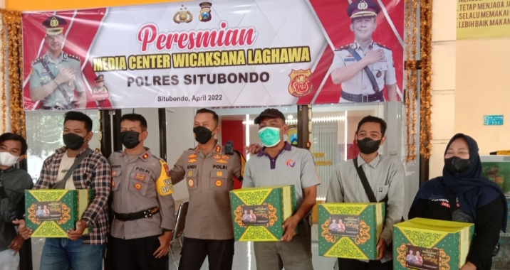 Kapolres Situbondo Resmikan Ruang Media Center dan Bagi-bagi Parcel Kepada Seumlah Awak Media