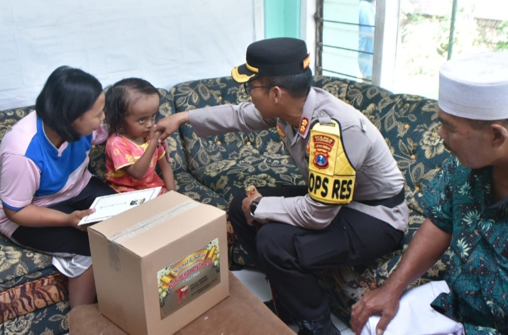 Kapolres Situbondo Tebar Santunan Sembako Bagi Bocah Penderita Hidrosefalus