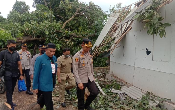 Terdampak Bencana Alam, Kapolres Situbondo Turun ke Lokasi Beri Sembako dan Uang kepada Nelayan