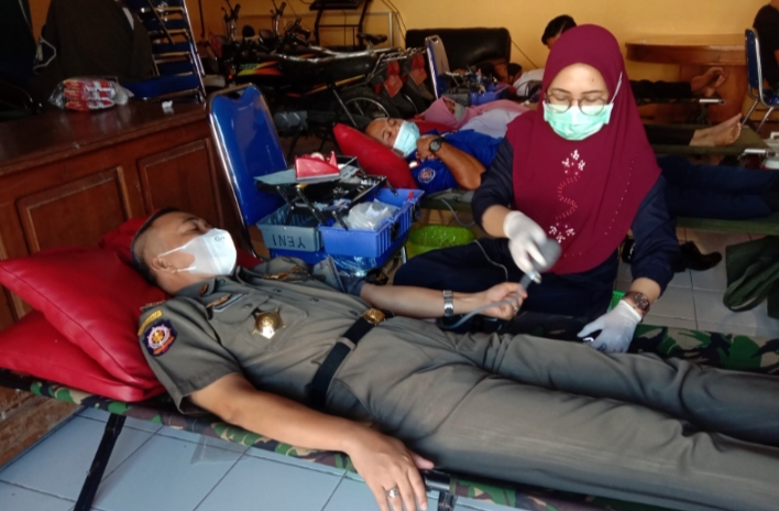 Kasat Pol PP Situbondo dan Para Anggota Ikut Donor Darah