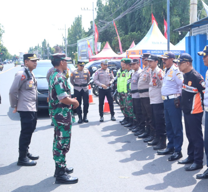 Kasdim 0823/Situbondo Dampingi Kapolres Tinjau Kesiapan Pos Pelayanan dan Pos Pantau Nataru 2024