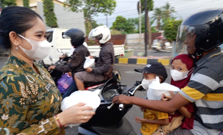 Kejaksaan Negeri Situbondo Bagi- bagi 150 Takjil di Pinggir Jalan