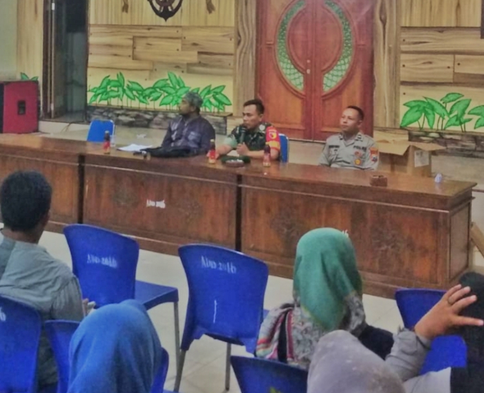 Babinsa Koramil 0823/09 Jangkar Berikan Pengarahan Kepada Anggota Linmas