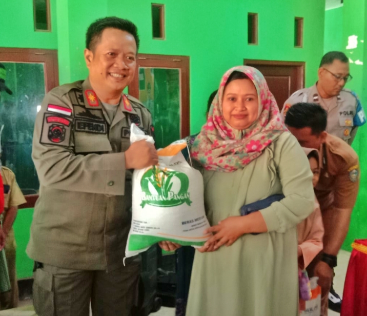 Pemerintah Kabupaten Situbondo Bagikan Bahan Pangan Kepada Masyarakat Lansia di Desa Bugeman Kendit