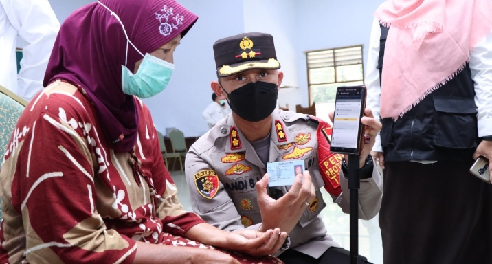 Kapolres Situbondo Jelaskan Aplikasi Peduli Lindungi Kepada Peserta Vaksinasi dengan Humanis