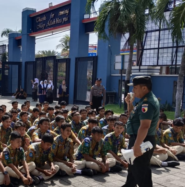 Koramil 0823/01 Berikan Materi Wasbang Kepada Siswa Siswi SMAN 1 Situbondo