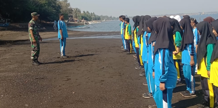 Kepada Siswa Siswi SMPN 1 Banyuputih di Pantai Banongan