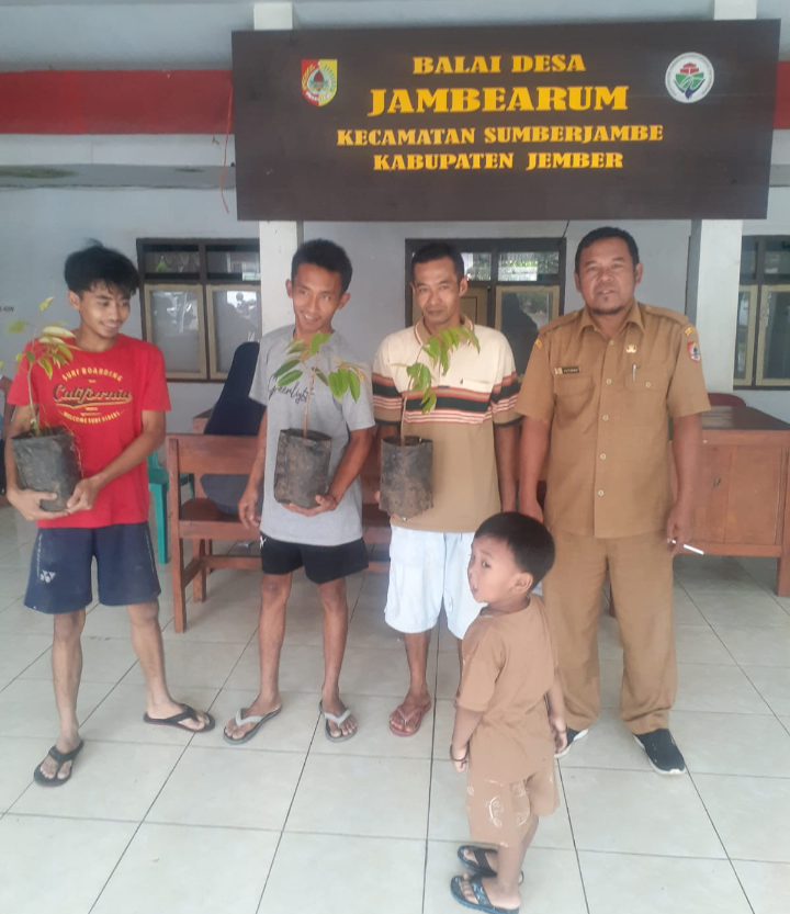 Kepala Desa Jambiarum, Sutikno Memberikan Bantuan Bibit Pohon Apokat Dan Durian Kepada warga
