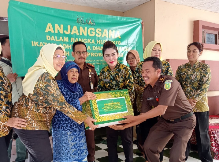 Kajari Probolinggo dan Ibu Kunjungi Mardiningsih, Pensiunan Kejaksaan
