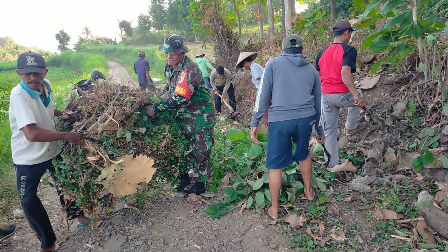 Kerja Bakti Babinsa Koramil 0823-14 Jatibanteng Bersama Warga Desa Sumberanyar