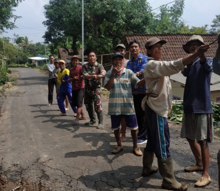 Babinsa dan Warga Kompak Kerja Bakti Membersihkan Jalan Desa Tlogosari