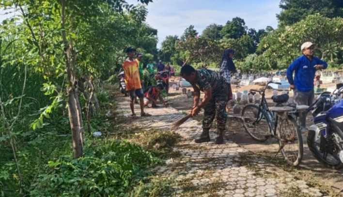Babinsa Tanjung Pecinan Bersama Warga Kerja Bhakti di Tempat Pemakaman Umum