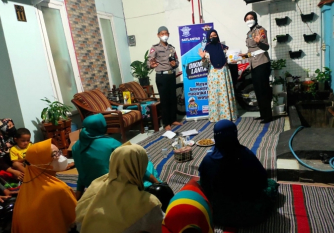 Emak - emak di Situbondo Ikuti Sosialisasi Keselamatan Berkendara dan Kesadaran Protokol Kesehatan