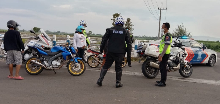 Polisi Lalu Lintas Situbondo Berpatroli Antisipasi Balap Liar, Dua Sepeda Motor Protolan di Tilang