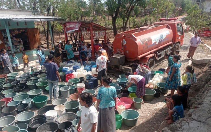 BPBD Suplay Air Bersih di Dusun Sokaan Barat desa Gunung Putri, Kecamatan Suboh