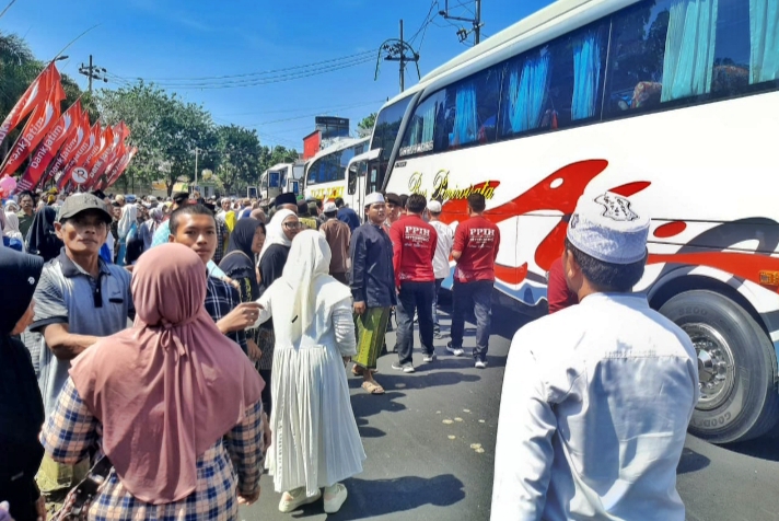 Kloter 53, 54 dan 55 Jemaah Haji Situbondo 2024 Tiba di Alun-Alun Kabupaten Situbondo 