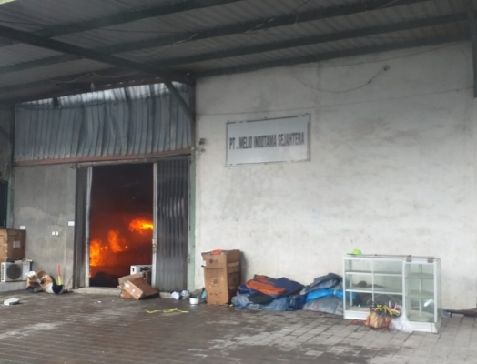 Kebakaran Hebat di Situbondo, Kobaran Api Melalap Isi Gudang Elektronik
