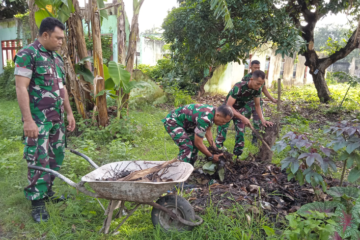 Kodim 0823 Situbondo Gelar Aksi Bersih di Asrama X514 Kotakan untuk Cegah DBD di Musim Hujan