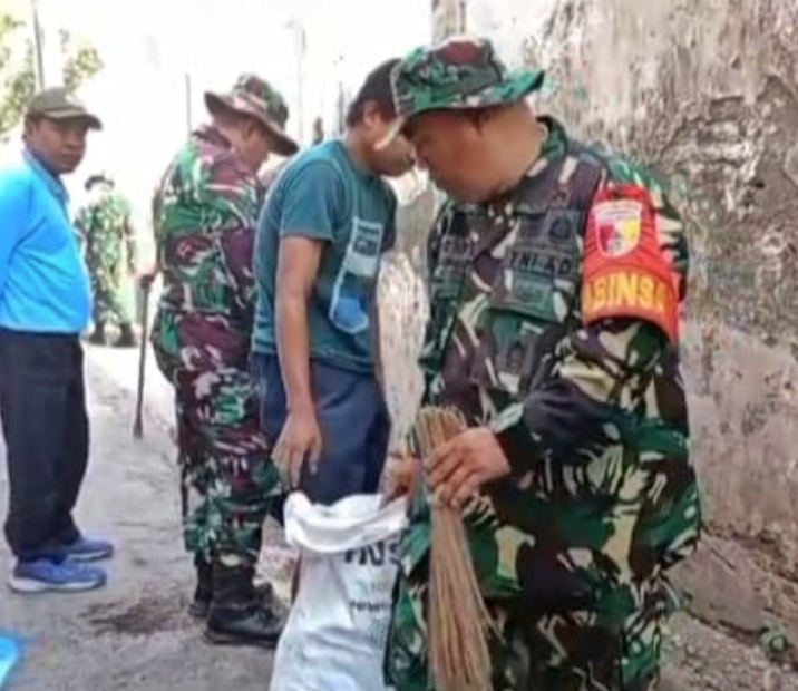 Kolaborasi Gotong-Royong, Babinsa Koramil 0823/02 Panji dan Warga Bersatu Bersihkan Drainase