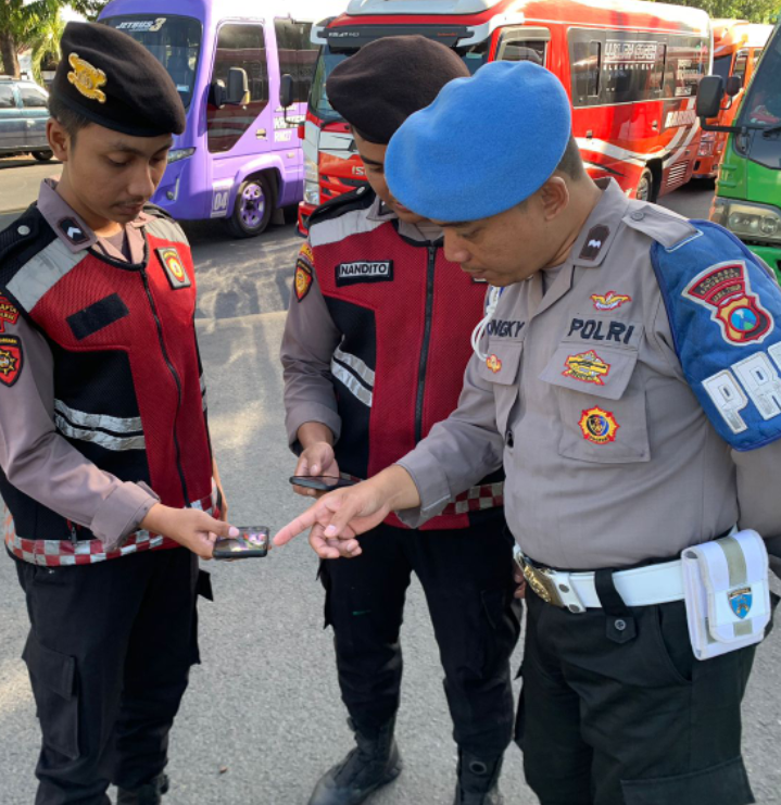 Komitmen Laksanakan Astacita, Propam Polres Situbondo Periksa Ponsel Anggota Untuk Cegah Judi Online