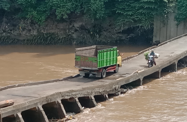 Kondisi Jembatan Limpas Sliwung Sudah Nyaris Ambruk