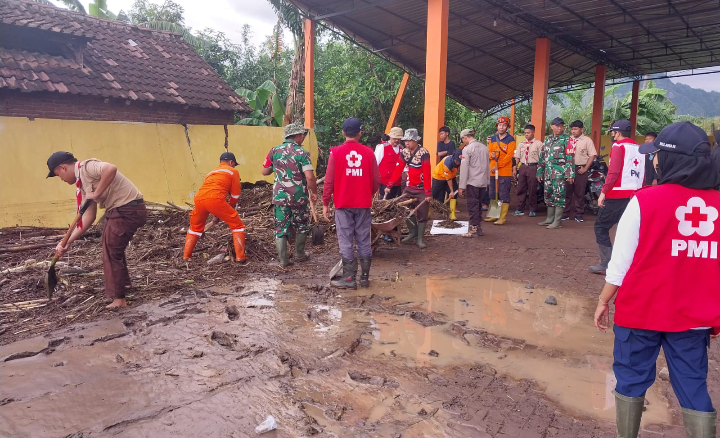 Koramil 0823-06 Kendit Bersama Stakeholder Gerak Cepat Bersihkan Lumpur dan Sampah Akibat Banjir Ban