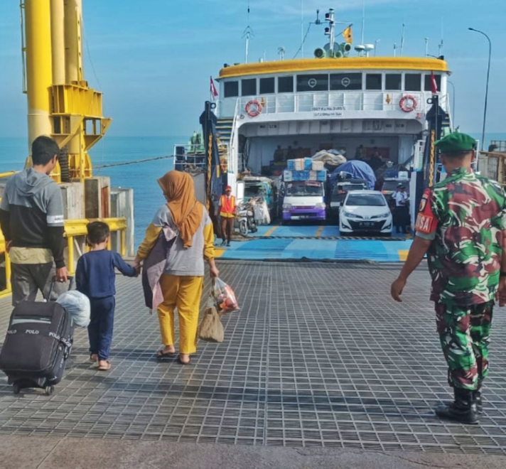 Koramil 0823/09 Jangkar Lakukan Pengamanan di Pelabuhan