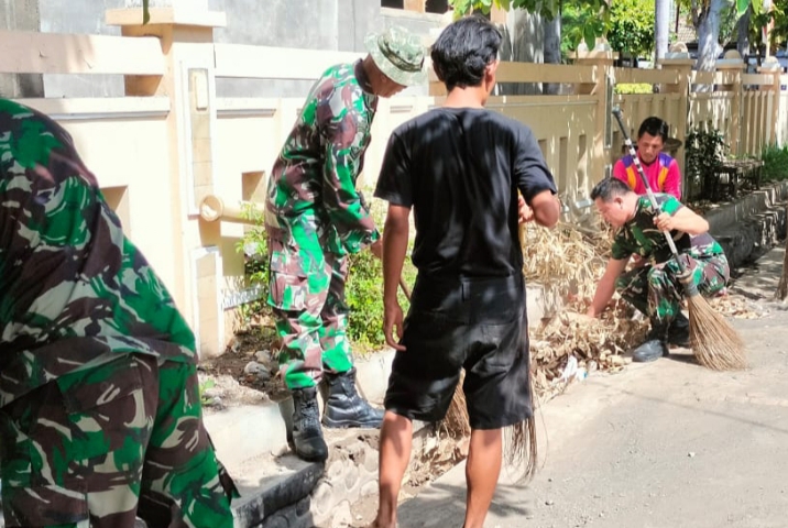Koramil 0823/11 Besuki Bersama Masyarakat Gotong Royong Bersihkan Lingkungan
