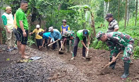 Koramil 0823/14 Jatibanteng Gotong Royong Perbaiki Jalan Desa Pategalan