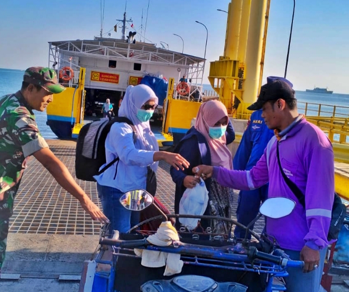 Koramil 09 Jangkar Pengamanan dan Monitoring Kedatangan Kapal Laut dari Madura di Pelabuhan Jangkar