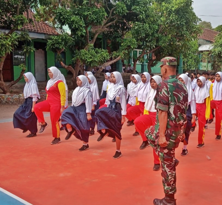 Koramil 14 Jatibanteng Siapkan Siswa Dan Siswi SMPN 1 Jatibanteng Sebagai Pengibar Bendera