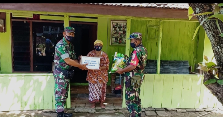 Koramil Asembagus Bantu Sembako dan Cat Rumah Janda Veteran