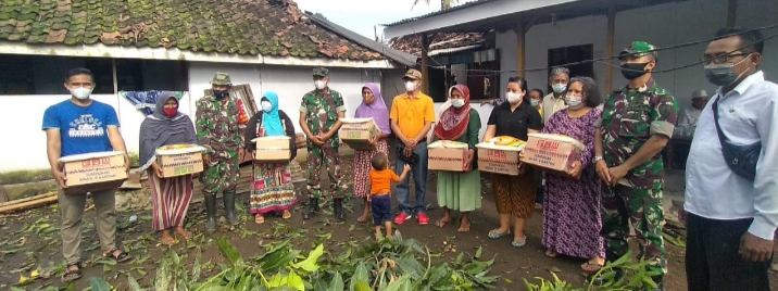 Koramil Kota dan Petugas Gabungan Langsung Berikan Bantuan Paket Sembako