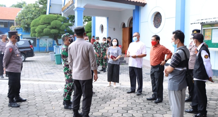 Dandim 0823 dan Kapolres Situbondo Kunjungi Gereja Pastikan Pengamanan dan Penerapan Prokes