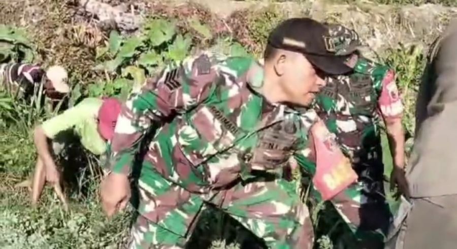 Personel Babinsa Koramil 0823-11 Besuki dan Masyarakat Lakukan Aksi Bersih-Bersih di Kampung Krajan