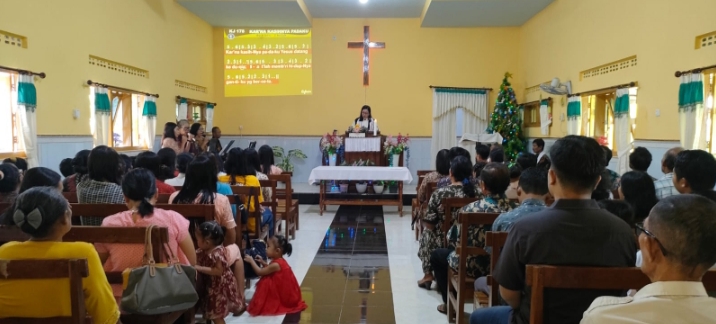 Lakukan Ibadah Penuh Khidmat di Gereja Kristen Jawi Wetan Situbondo
