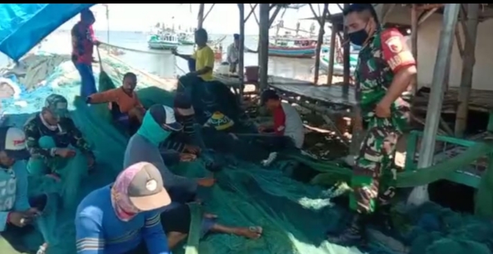 Babinsa Killensari Kecamatan Panarukan Lakukan Komunikasi Sosial dengan Warga Pesisir