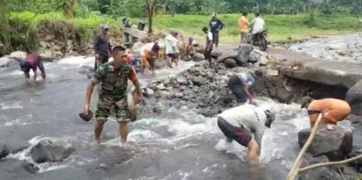 Manunggal TNI Bersama Masyarakat Lakukan Normalisasi Jembatan Limpas di Desa Wringinanom