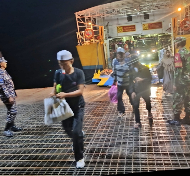 Babinsa Koramil 0823/09 Jangkar dan Tim Gabungan Lakukan Pengamanan Kedatangan KMP 