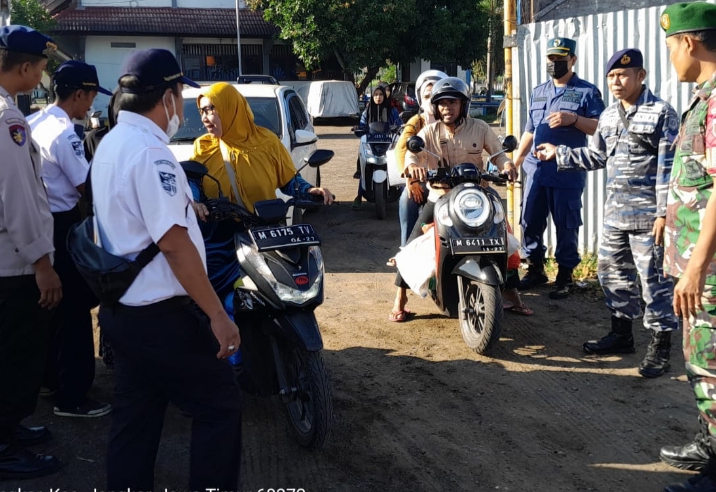 Koramil Jangkar Lakukan Pengamanan dan Monitoring Keberangkatan di Pelabuhan Jangkar