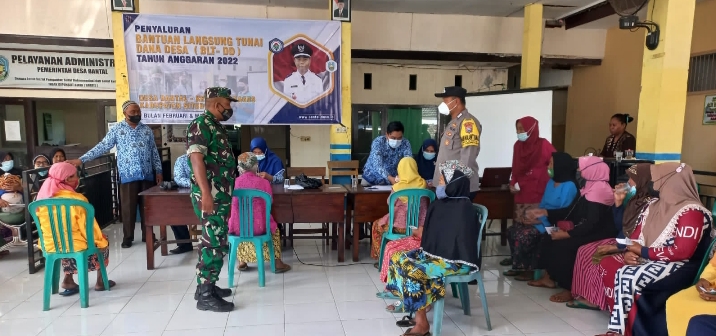 Babhinsa dan Babinkamtibmas Desa Bantal Lakukan Pengamanan Pencairan BLT