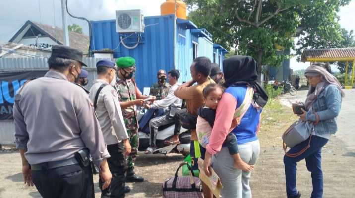 Lakukan Pengamanan Serta Pemeriksaan Terhadap Kedatangan dan Keberangkatan Penumpang Kapal