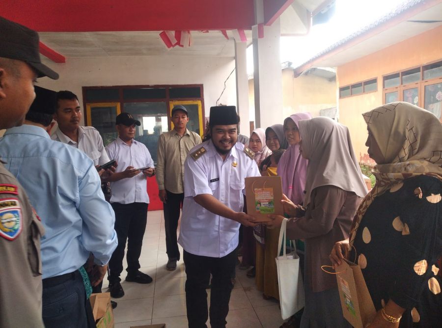 Lakukan Penyaluran Bantuan PMT di Desa Pelalangan Dalam Rangka Menanggulangi Stunting