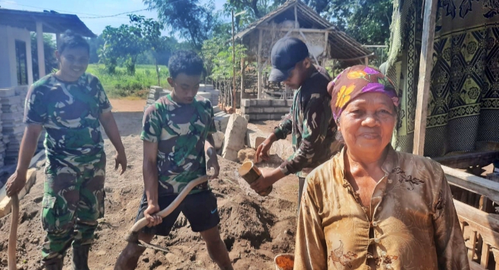 Lanal Banyuwangi Bangun Rumah Marti dan Sawani di TMMD 120 Situbondo