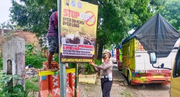 Satlantas Polres Situbondo Pasang Benner Larangan ODOL Bagi Truk yang Over Load