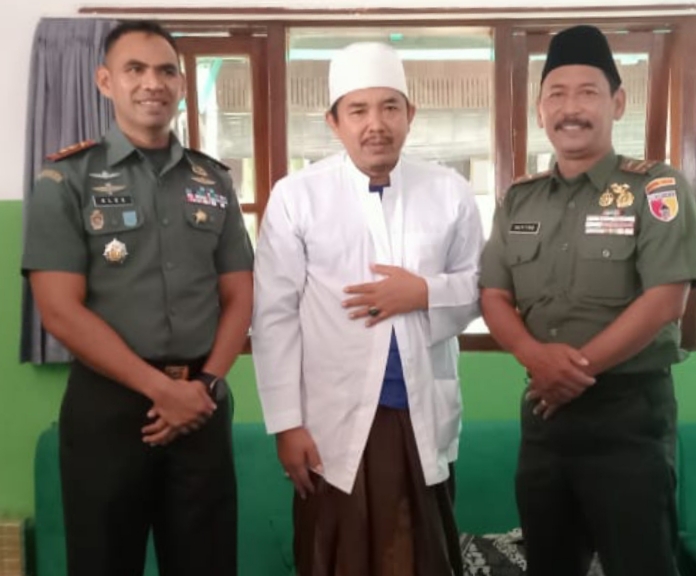 Letkol Inf Alexander A Bersilaturahmi ke Pengasuh Ponpes Walisongo KHR  Kholil As'ad Samsul Arifin