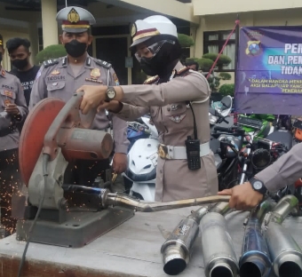 Polantas Polres Situbondo Musnahkan Lima Puluh Dua Knalpot Brong